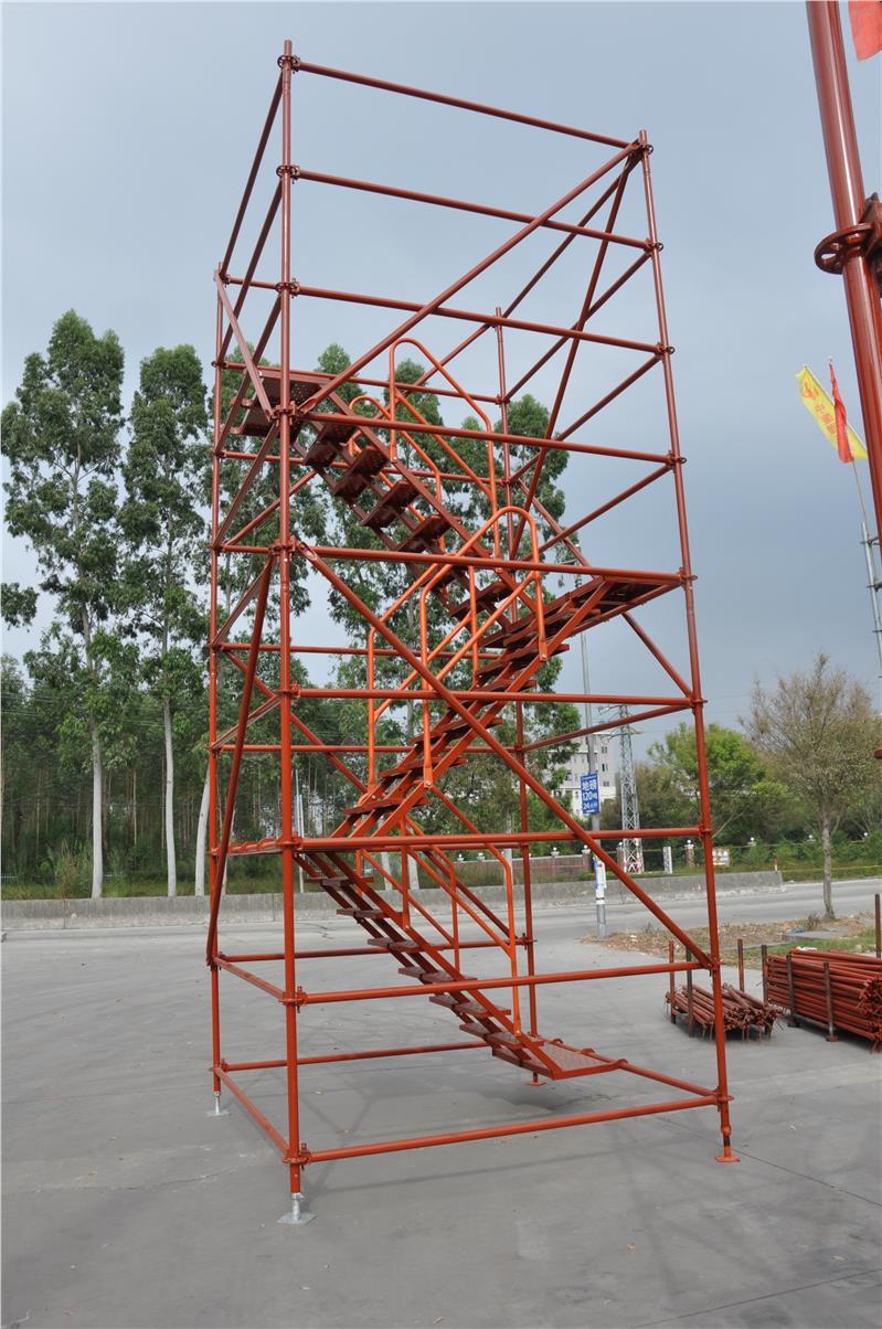 工地钢管搭的梯子图片-工地搭钢管架子和工人的图片