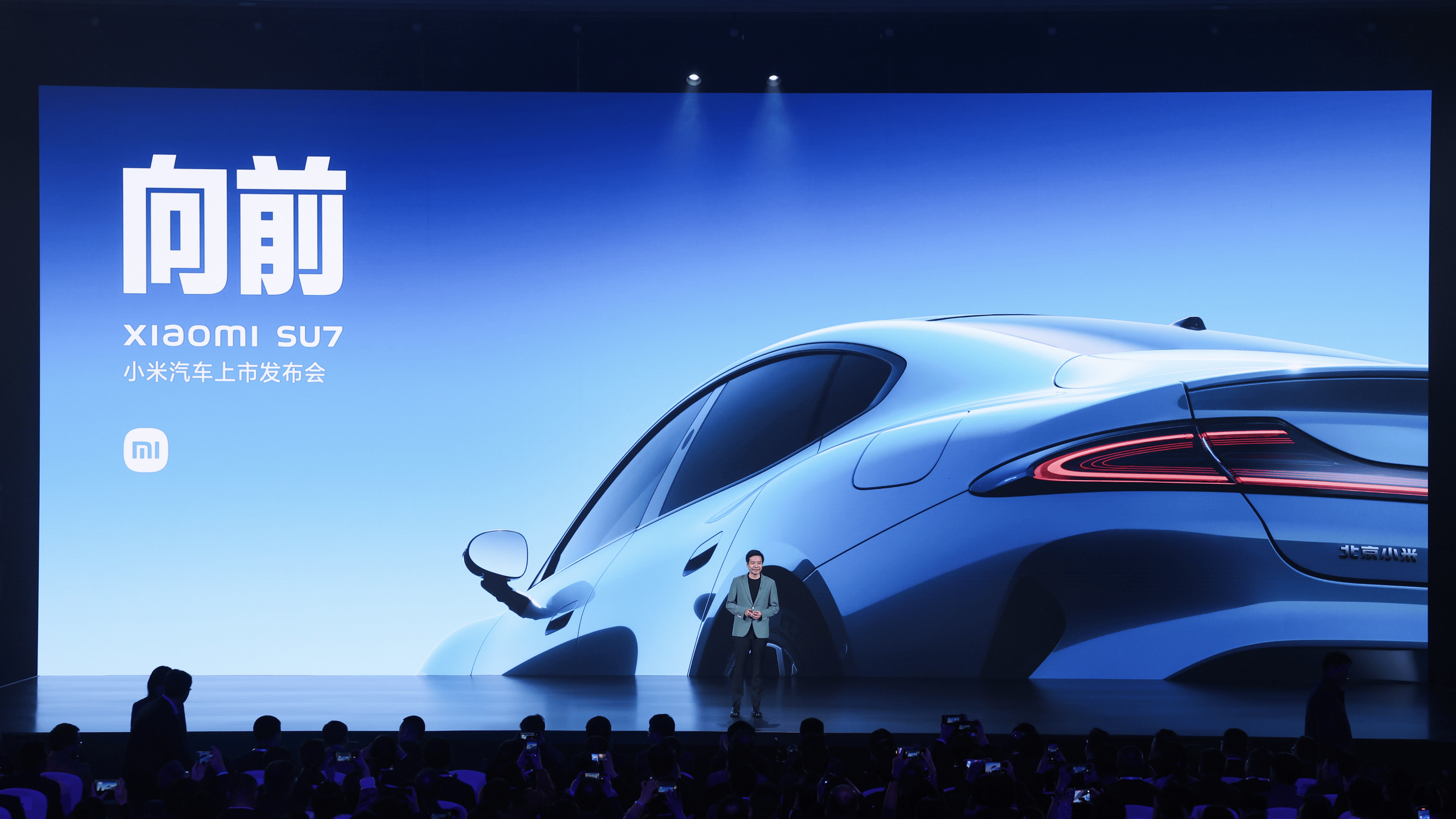 关于雷军：把最新AI应用到终端上的信息